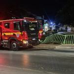 Passageiro fica ferido após carro capotar e cair em canal de drenagem em Montes Claros