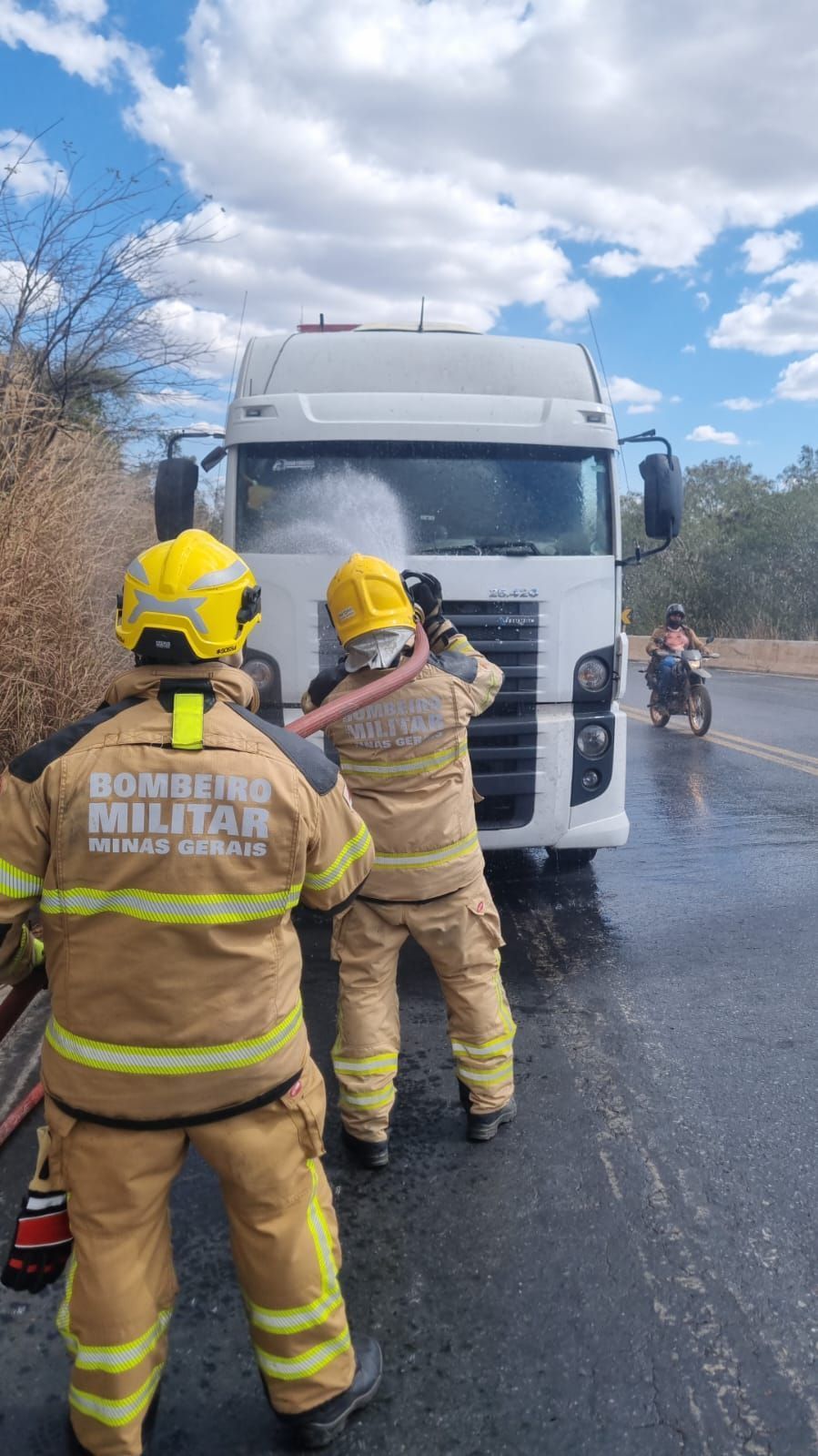 Carreta pega fogo na BR-251, mas motorista evita que chamas atinjam carga
