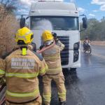 Carreta pega fogo na BR-251, mas motorista evita que chamas atinjam carga
