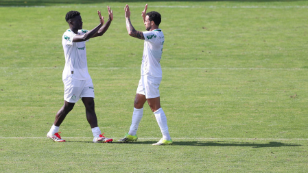 Camaronês Miguel comemora gol em jogo-treino do Palmeiras com Felipe Anderson • Cesar Greco/Palmeiras