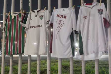 Camisa do Hulk alternativa à venda no Maracanã • Guilherme Abrahão/Itatiaia