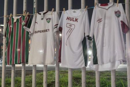 Camisa do Hulk alternativa à venda no Maracanã • Guilherme Abrahão/Itatiaia