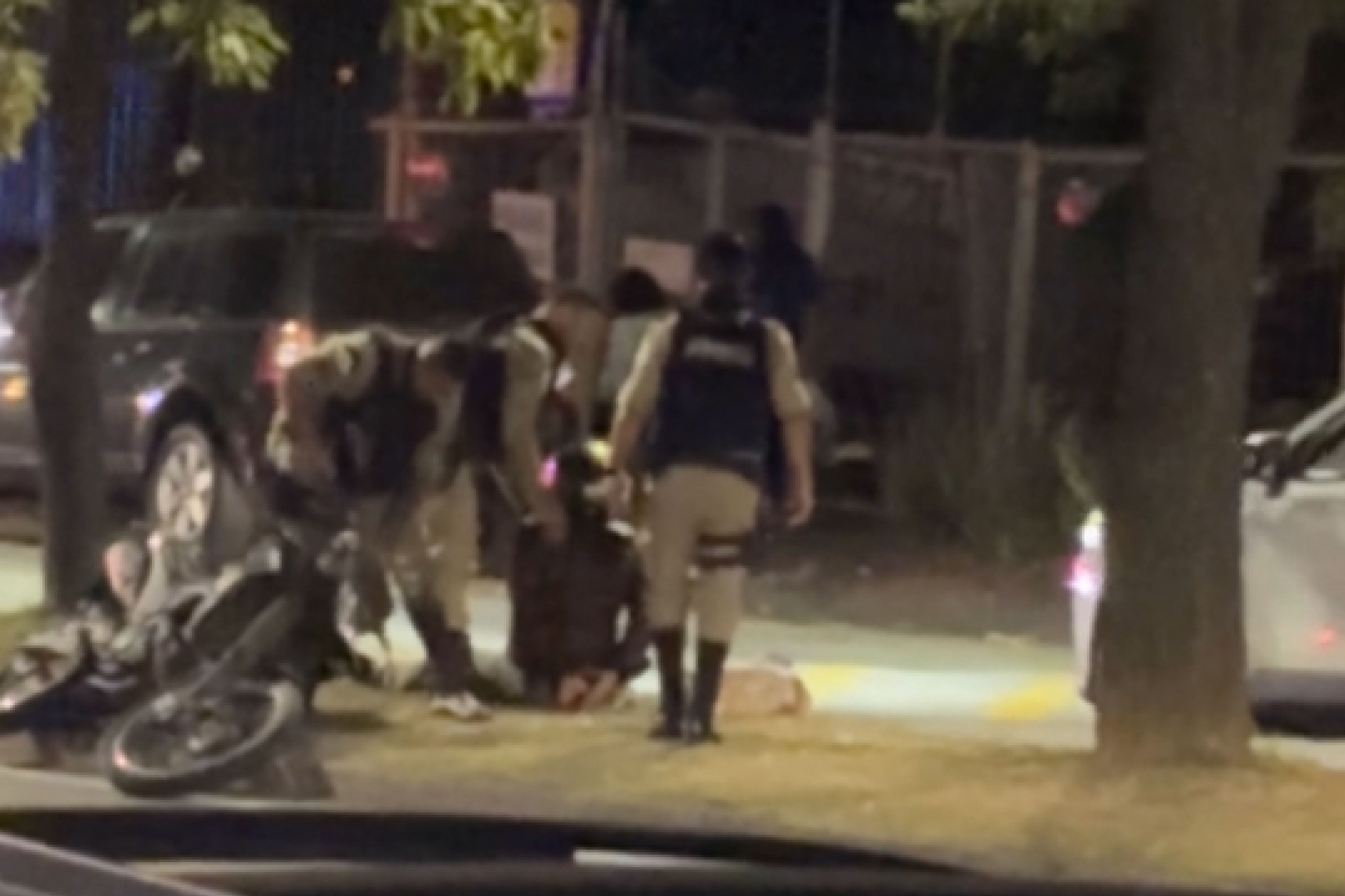 Vídeo: motociclista sem CNH tenta fugir de blitz e acaba com a moto apreendida em BH