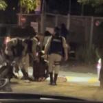 Vídeo: motociclista sem CNH tenta fugir de blitz e acaba com a moto apreendida em BH