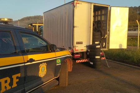 PRF recupera carga roubada e prende cinco suspeitos na Fernão Dias em MG