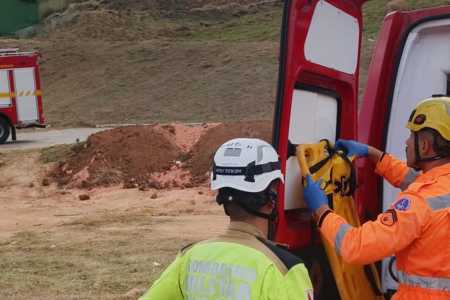 Coveiro cai dentro de cova, fica inconsciente e precisa ser resgatado em BH