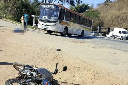 Motociclista morre após acidente com ônibus escolar na BR-262 em Juatuba