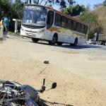 Motociclista morre após acidente com ônibus escolar na BR-262 em Juatuba
