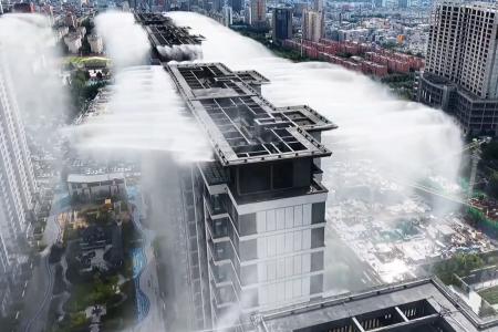 Prédios criam 'chuva artificial' para combater temperaturas extremas; entenda tecnologia