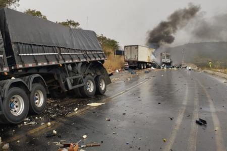 Vídeo mostra destruição após acidente que matou caminhoneiro na BR-251 no Norte de MG