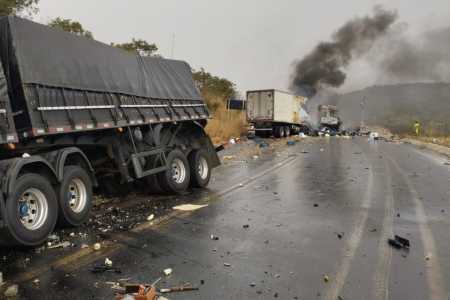 Vídeo mostra destruição após acidente que matou caminhoneiro na BR-251 no Norte de MG