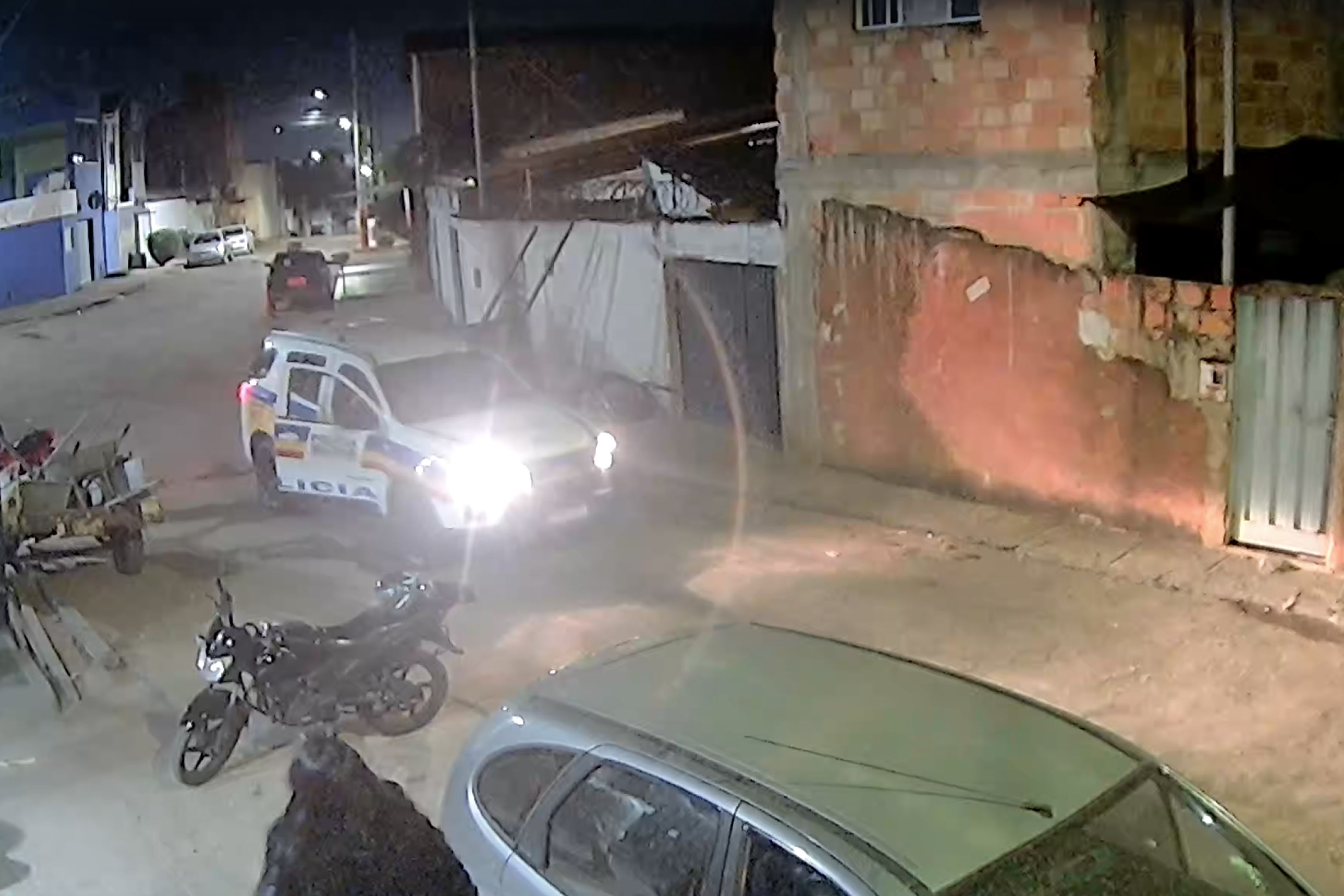 Vídeo: abordagem da PM termina com confusão generalizada e agressões em Montes Claros
