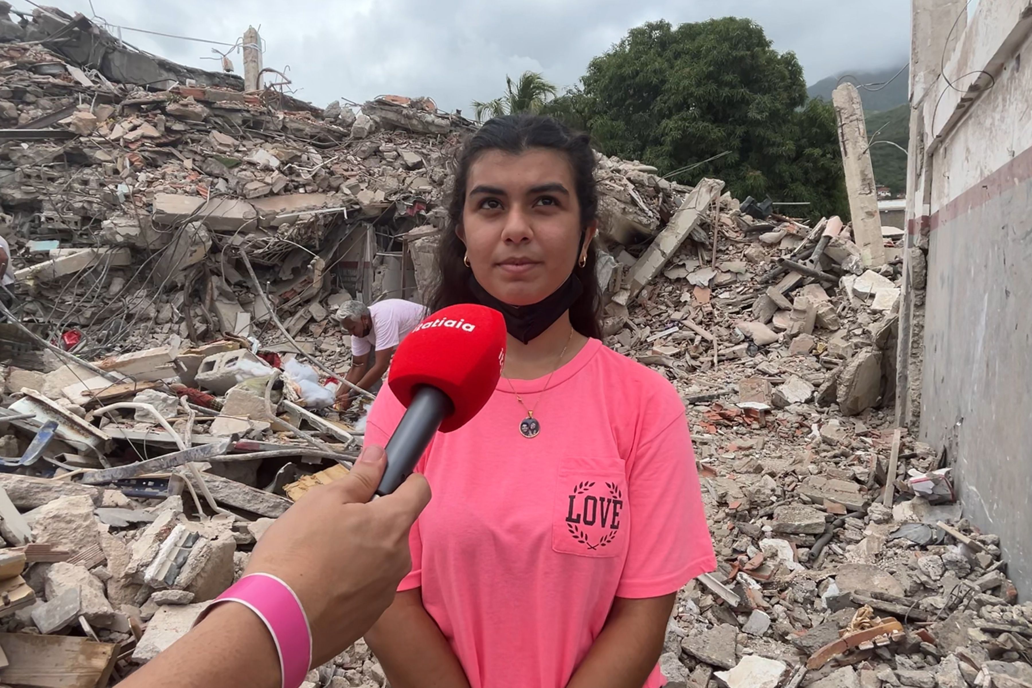 Jovem que passou dois dias soterrada na Venezuela agradece socorristas: 'Infinita gratidão'