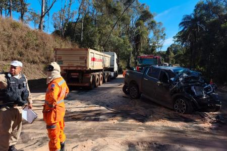 Motorista é socorrido de helicóptero após acidente com carreta na BR-356 em Nova Lima