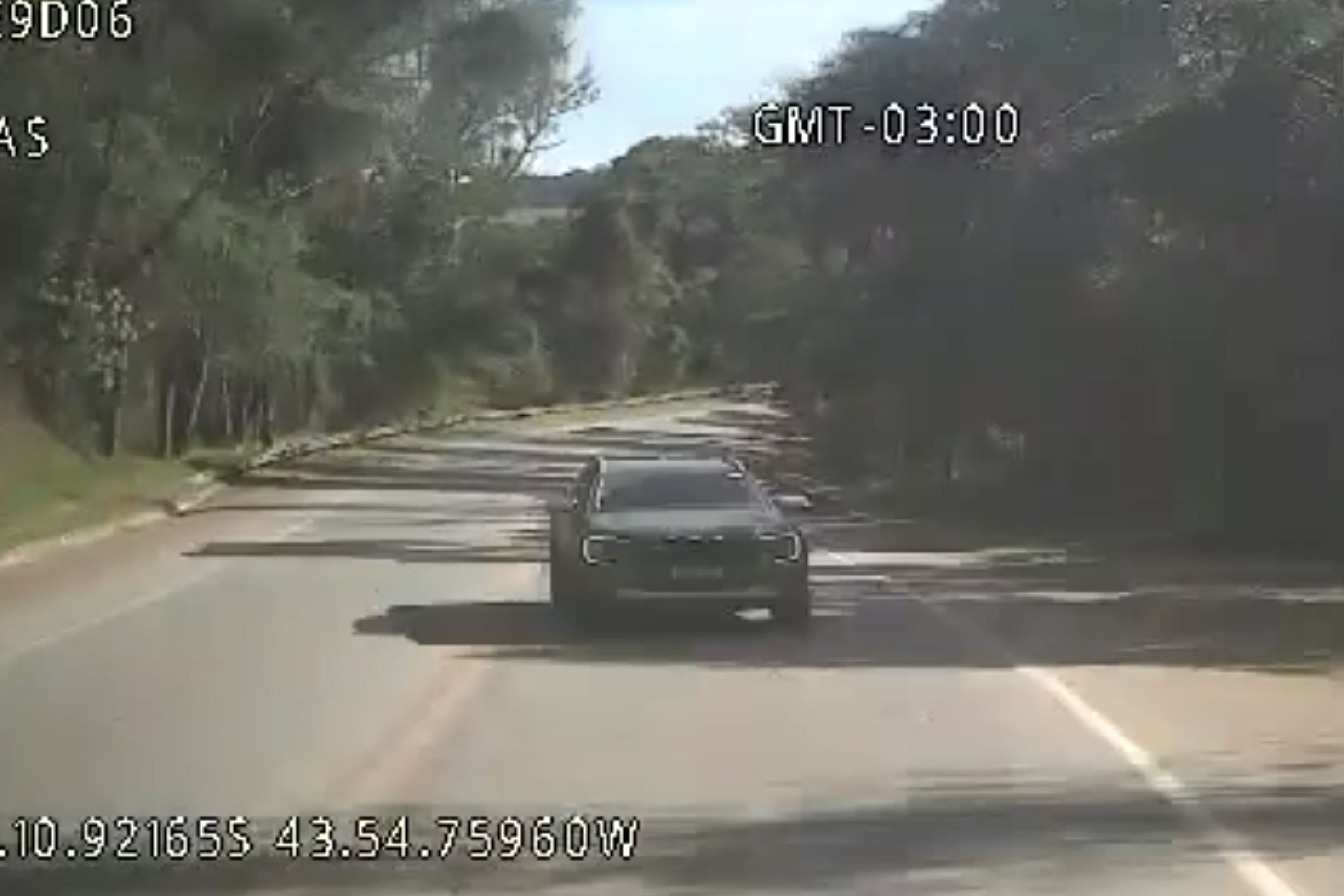 Vídeo: picape invade a contramão e bate em carreta na BR-365 em Nova Lima