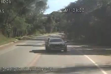Vídeo: picape invade a contramão e bate em carreta na BR-365 em Nova Lima