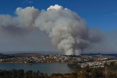 Bombeiros combatem incêndio em mata próxima ao Alphaville Lagoa dos Ingleses, em Nova Lima