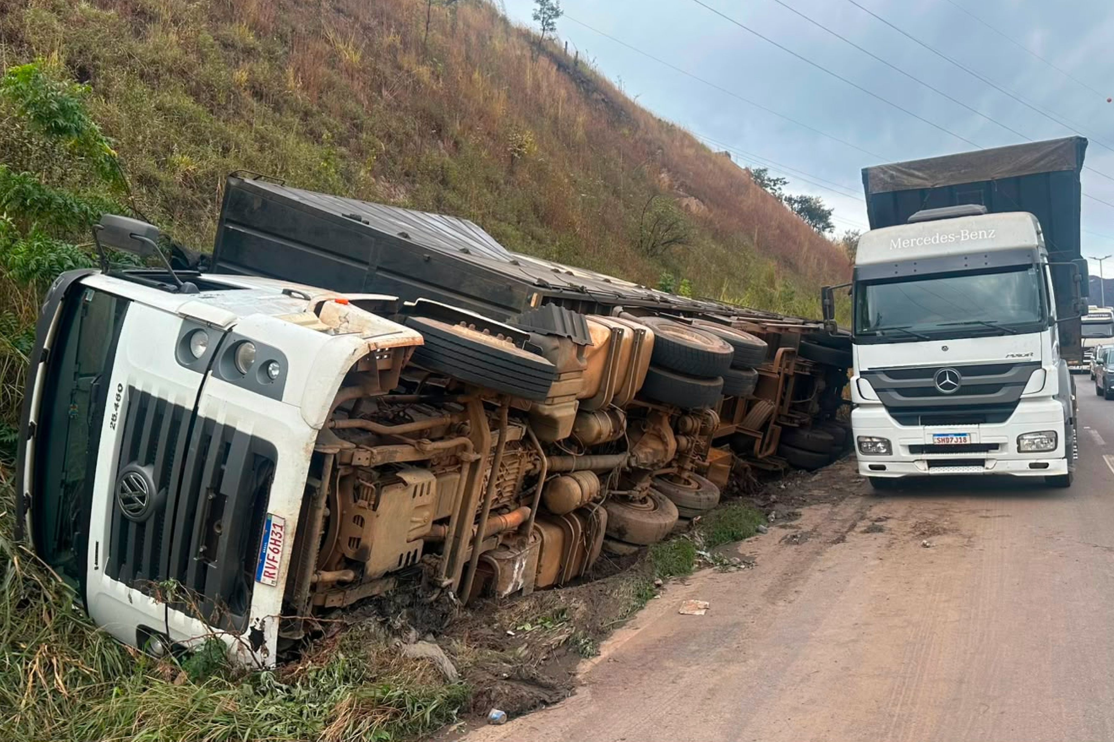 Carreta tomba no Anel Rodoviário e causa transtorno no Betânia, em BH