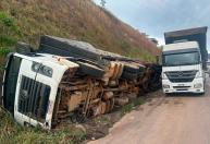 Carreta tomba no Anel Rodoviário e causa transtorno no Betânia, em BH
