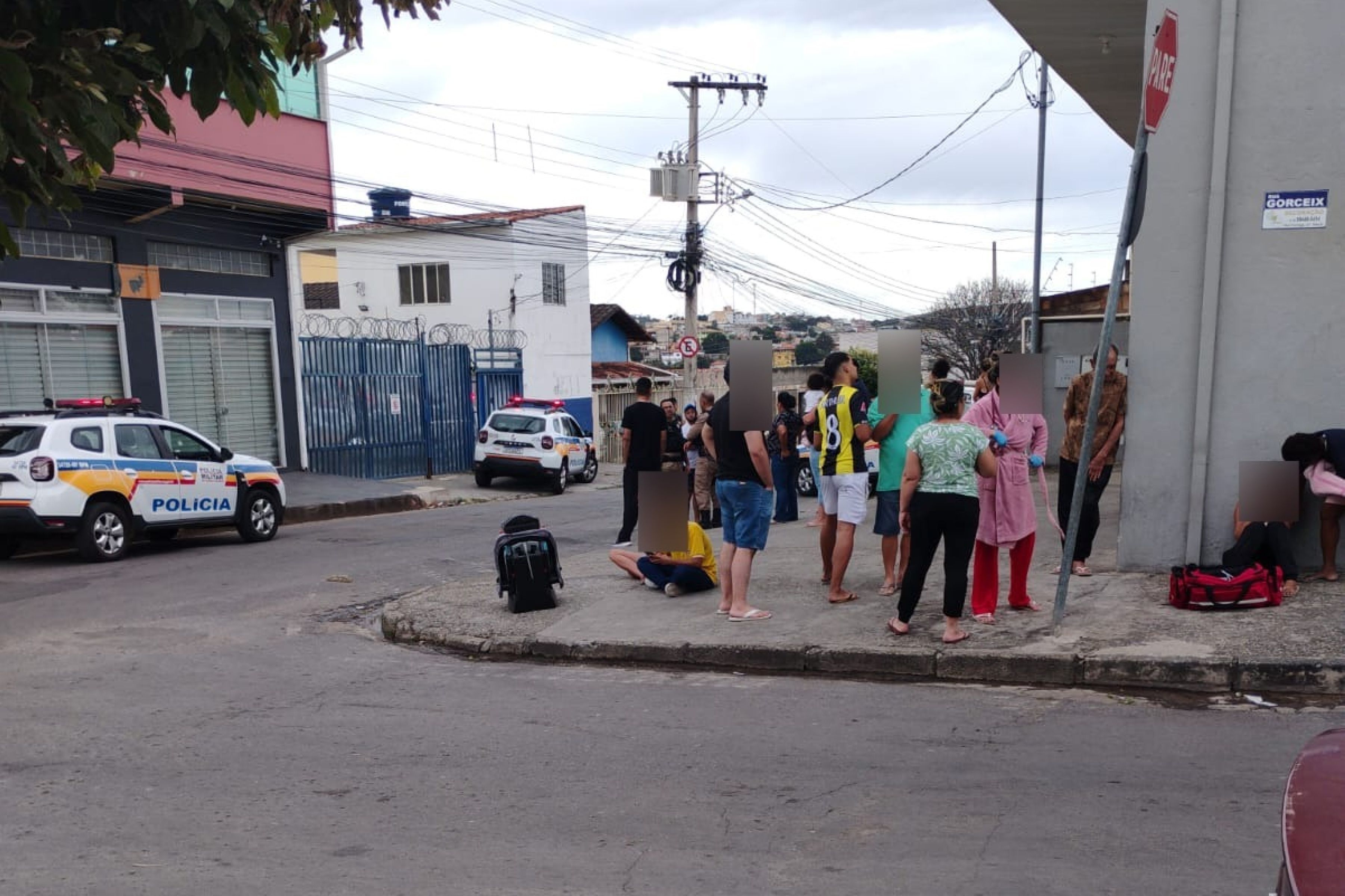 Homem é executado a tiros e morre na calçada de rua em Betim, na Grande BH