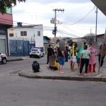 Homem é executado a tiros e morre na calçada de rua em Betim, na Grande BH