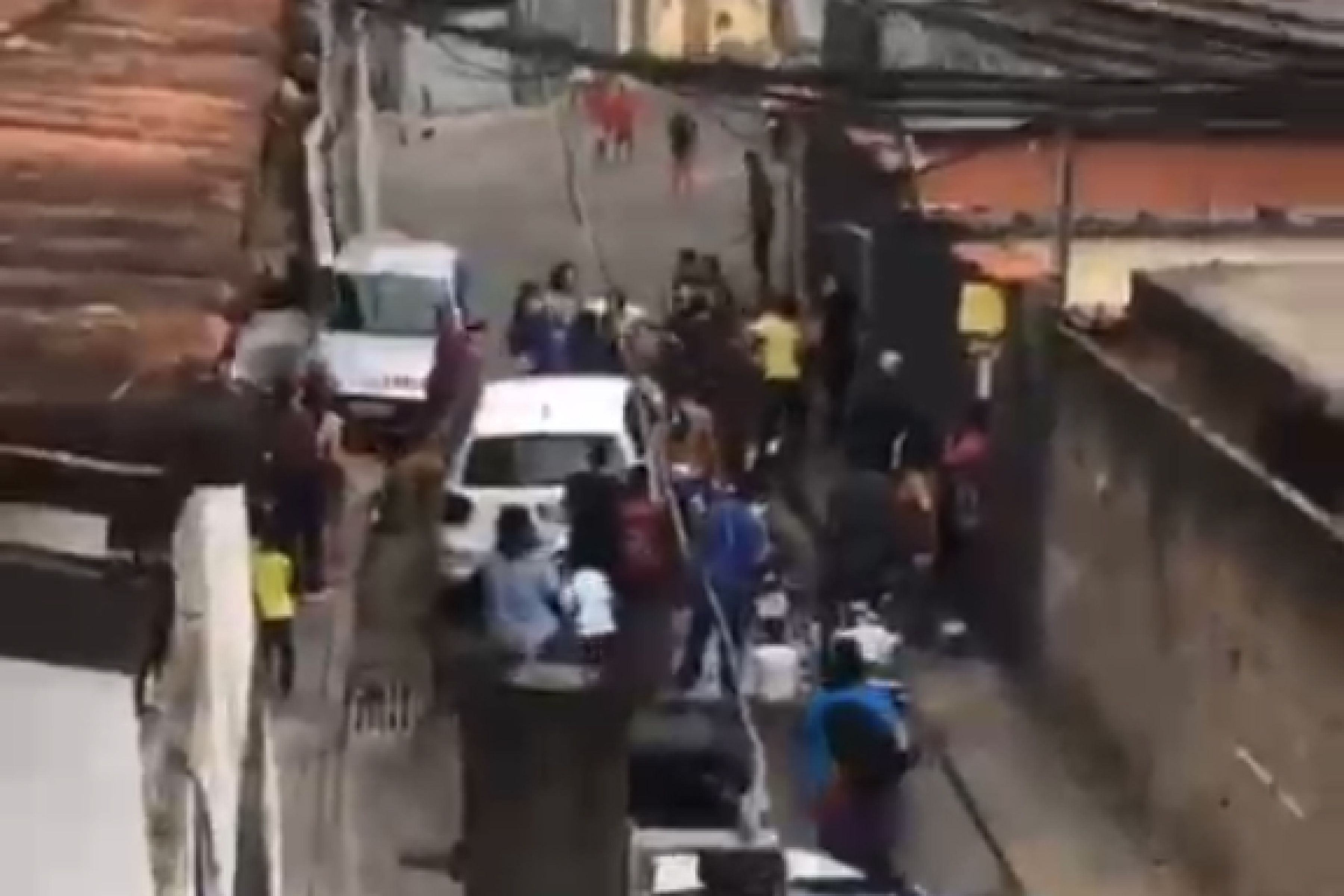 Ataque de pit bull a crianças acaba em briga generalizada entre vizinhos no Horto, em BH