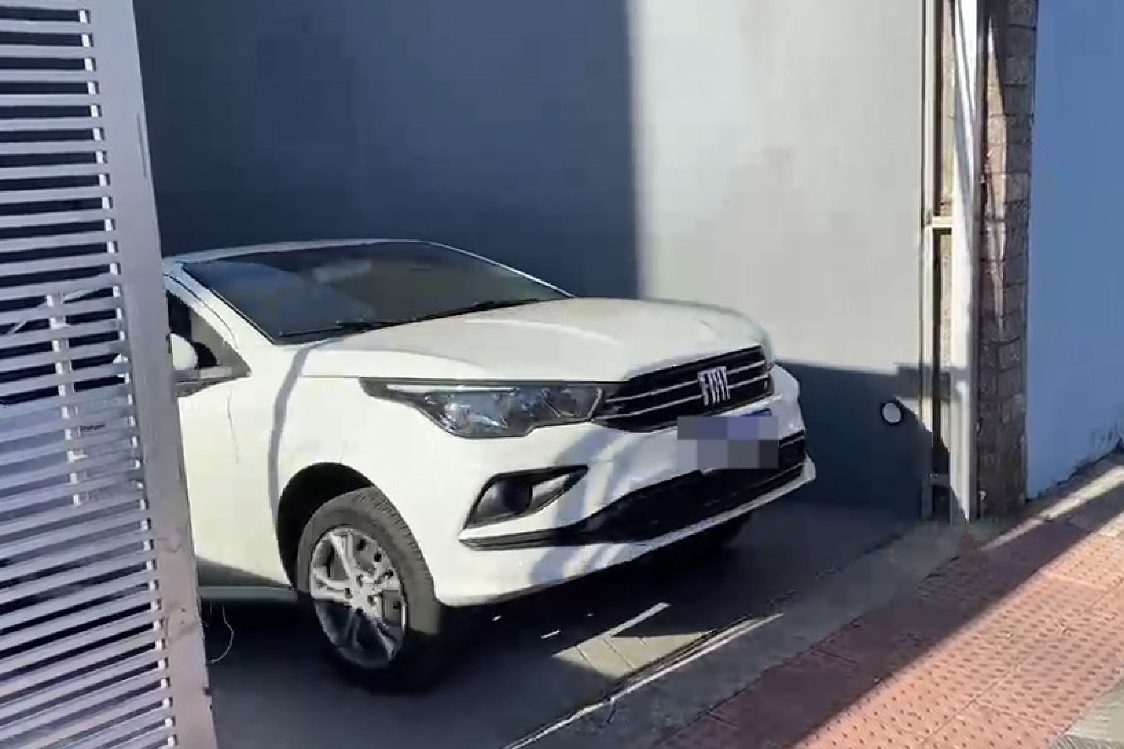 Carro esquecido por participante de festa é retirado do prédio onde capitã morreu em BH