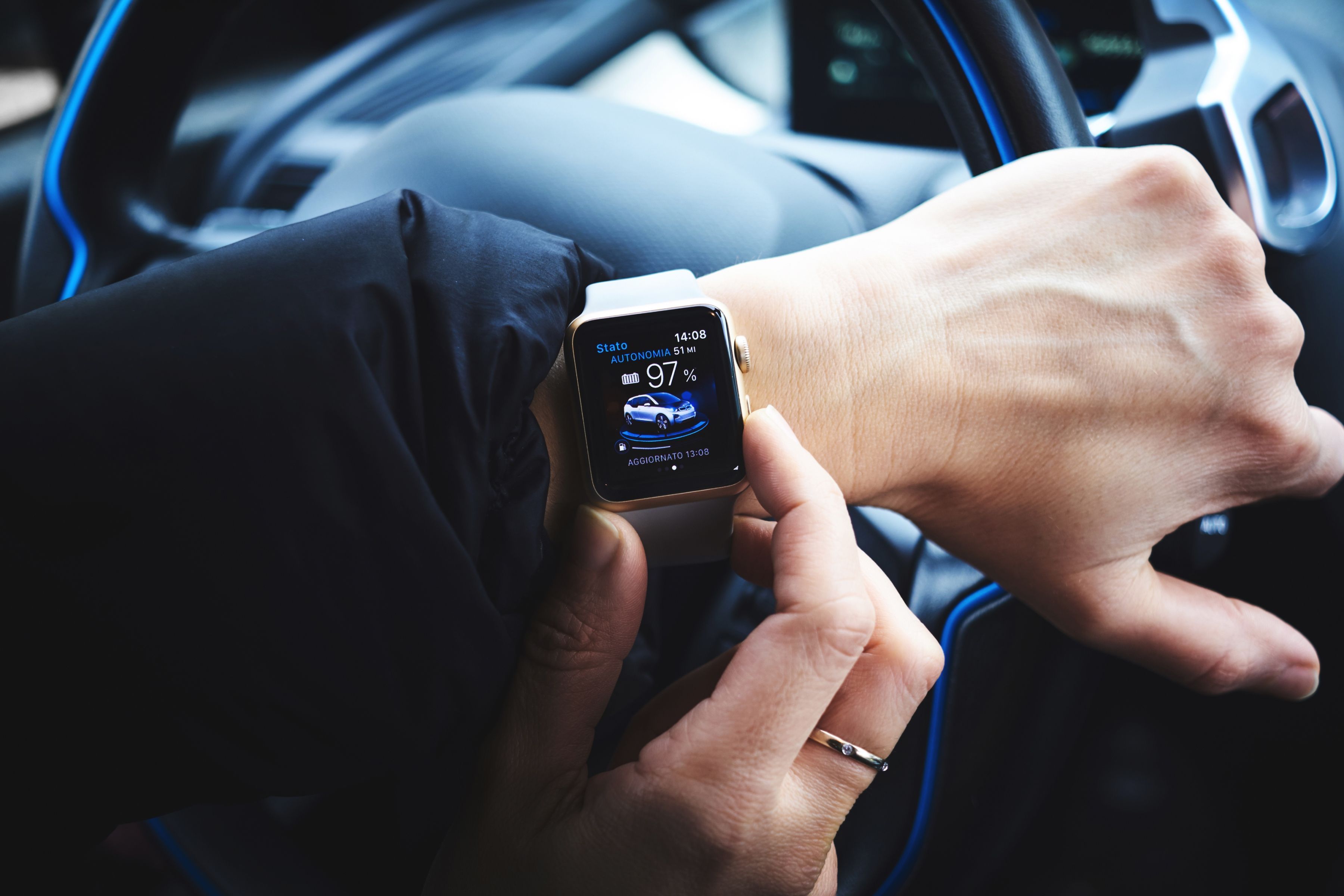 Multa por usar smartwatch? Saiba como evitar autuações por uso de dispositivos ao volante