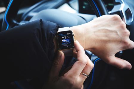 Multa por usar smartwatch? Saiba como evitar autuações por uso de dispositivos ao volante
