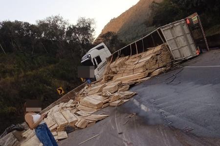 Carreta carregada com tábuas tomba e fecha pista da Fernão Dias no interior de MG