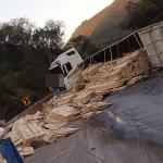 Carreta carregada com tábuas tomba e fecha pista da Fernão Dias no interior de MG