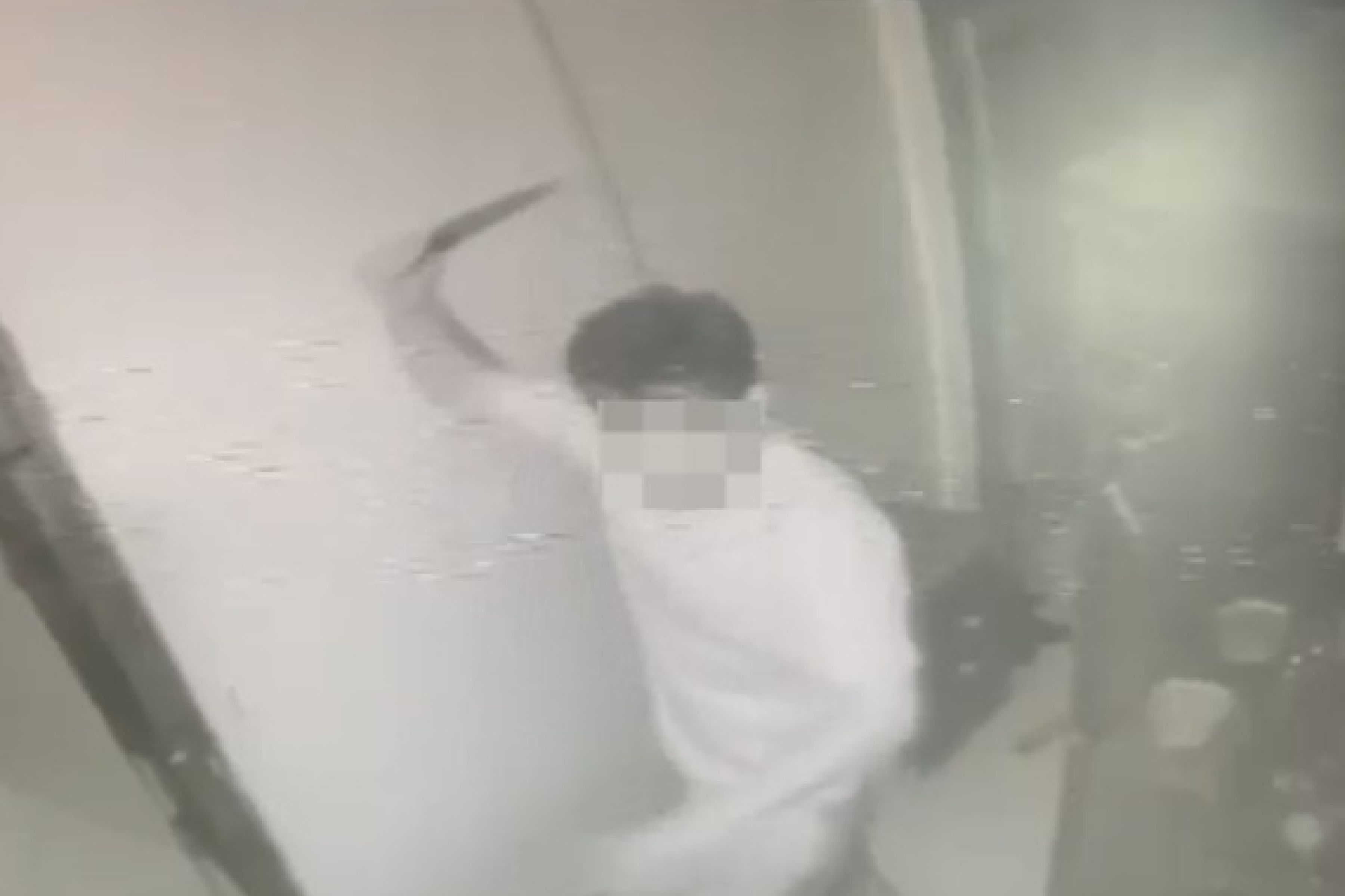 Vídeo: homem ameaça irmã com faca após discussão por uso de energia elétrica em BH