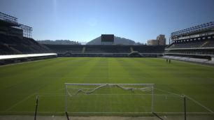 Santos divulga imagens do gramado da Vila após manutenção; veja fotos