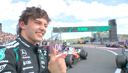 Kimi Antonelli comemora pole position neste sábado (4)