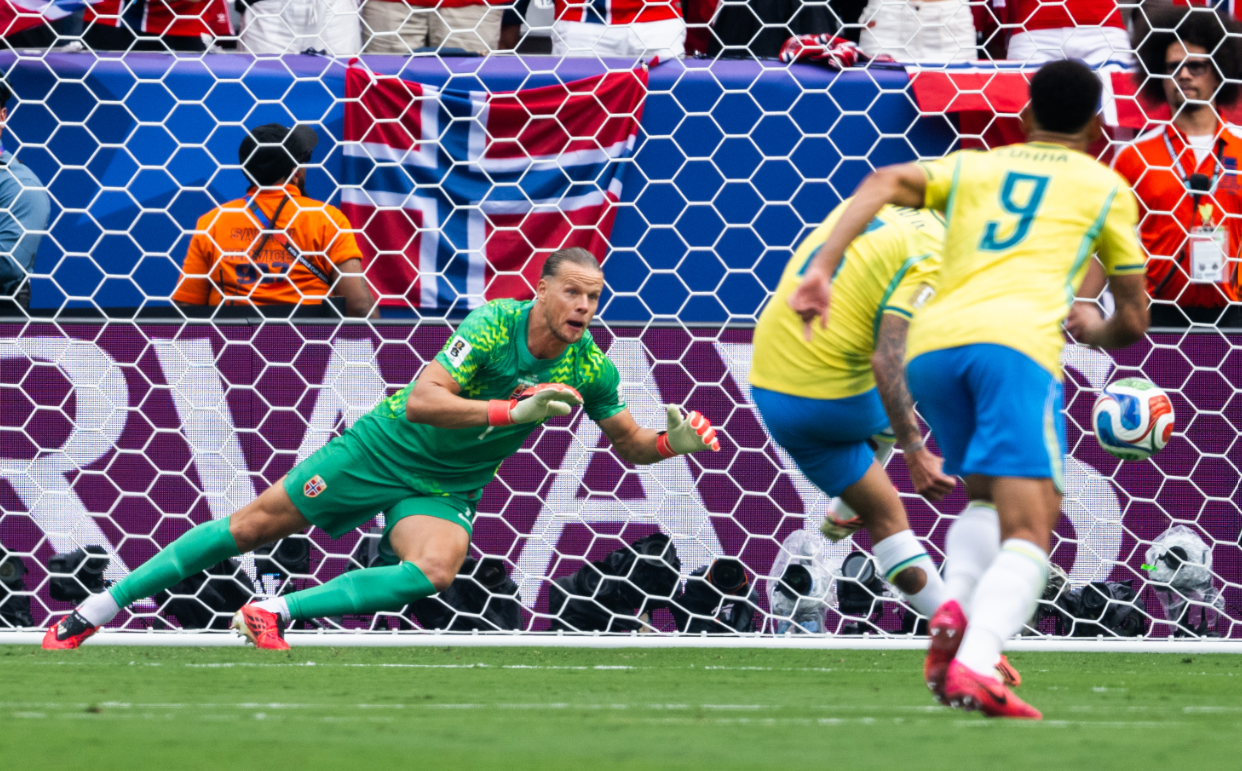 Quem é Orjan Nyland, goleiro da Noruega que defendeu pênalti no Brasil na Copa