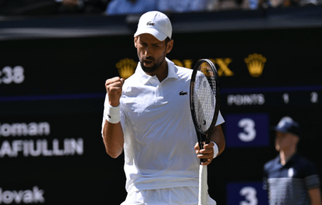 Novak Djokovic em ação em Wimbledon 2026