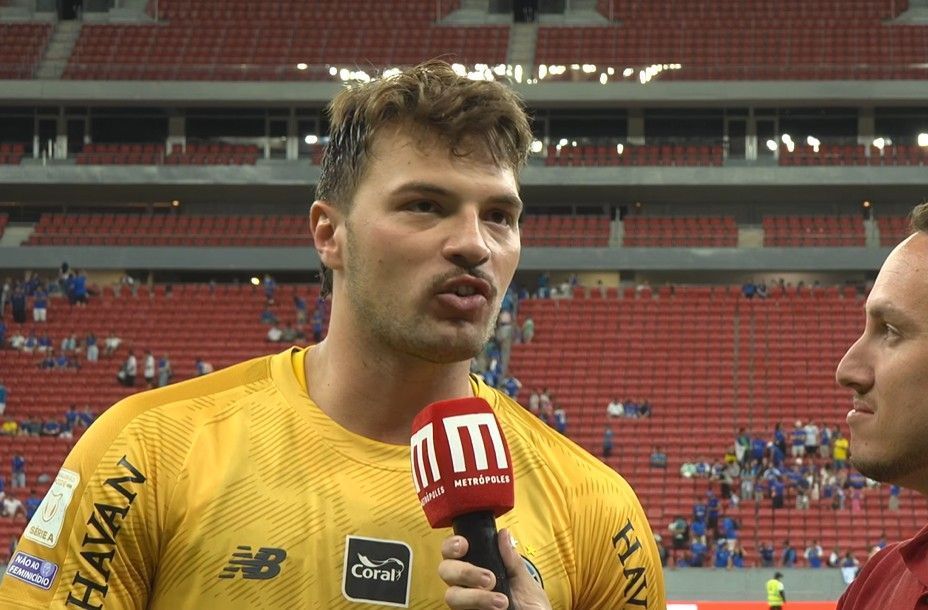 Gabriel Grando, do Grêmio, revela intuição para defender pênaltis do Cruzeiro