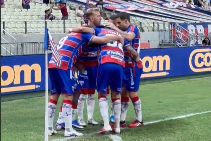 Jogadores do Fortaleza celebraram o gol marcado por Vitinho