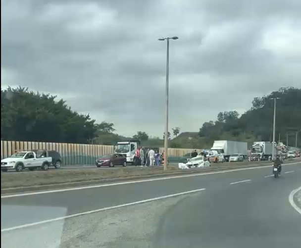 Táxi cai em vala após ser atingido por caminhão na BR-381, em Ipatinga