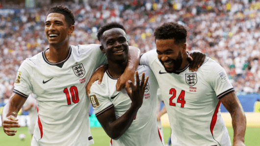 Jogadores da Inglaterra comemoram gol marcado diante da França
