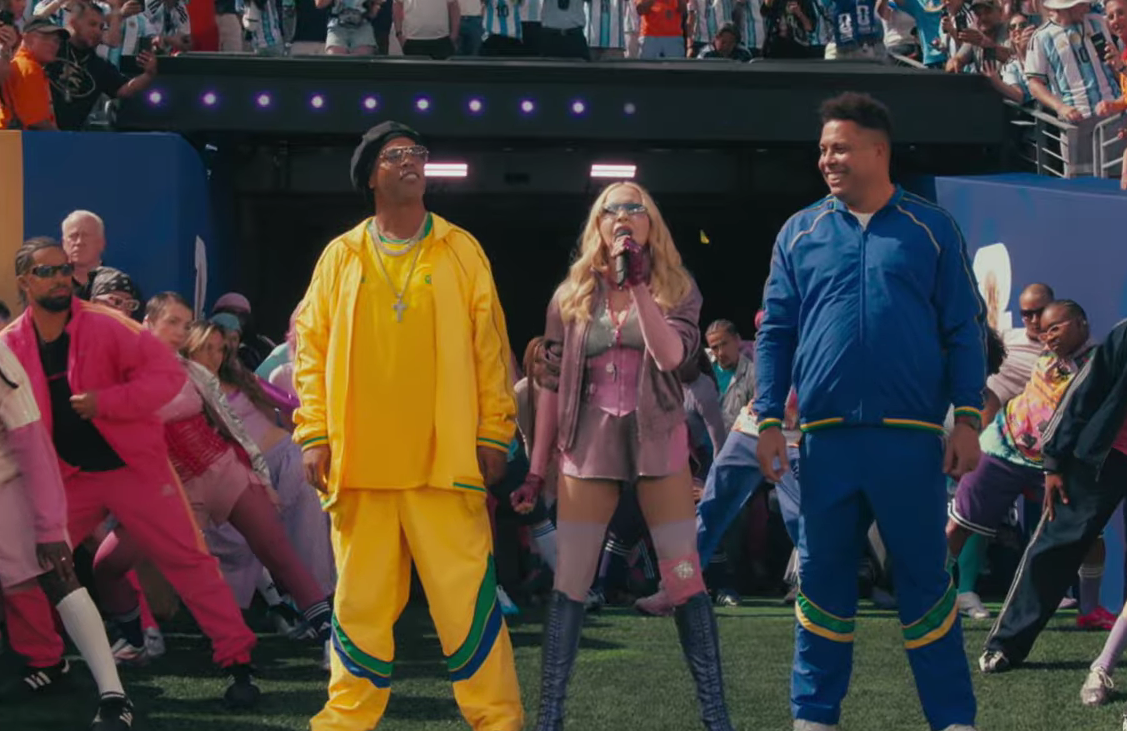 Ronaldinho e Ronaldo surgem com Madonna no show do intervalo da Copa do Mundo
