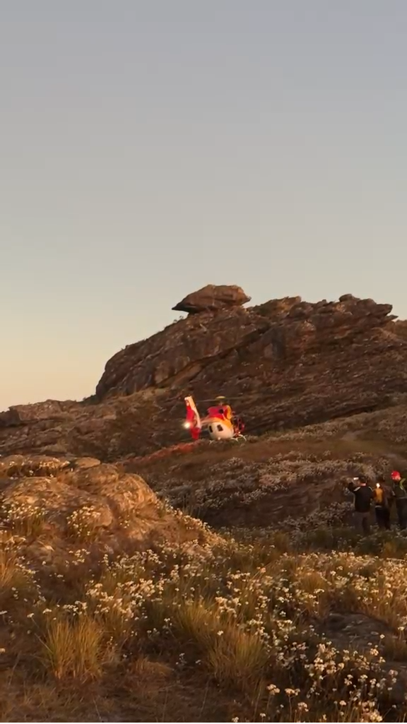 Mulher ferida em trilha no Pico do Itacolomi é resgatada por helicóptero do Corpo de Bombeiros