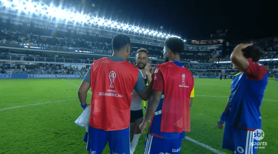 Neymar já sem calção e ainda tietado pelos venezuelanos • Reprodução/SBT