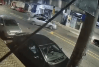 Batida de carro contra loja em Ipatinga tem nova versão, com imagens de câmeras de segurança