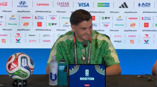 Entrevista de Brahim Díaz foi interrompida por confusão entre repórteres na sala de imprensa