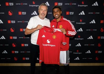 Andrey Santos assina com o Manchester United