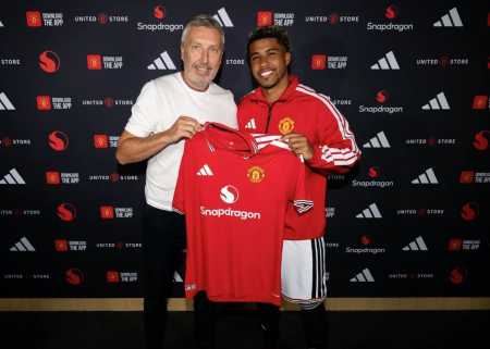 Andrey Santos assina com o Manchester United