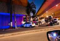 Carro derruba poste e destrói patinetes na Avenida Silva Lobo, em BH