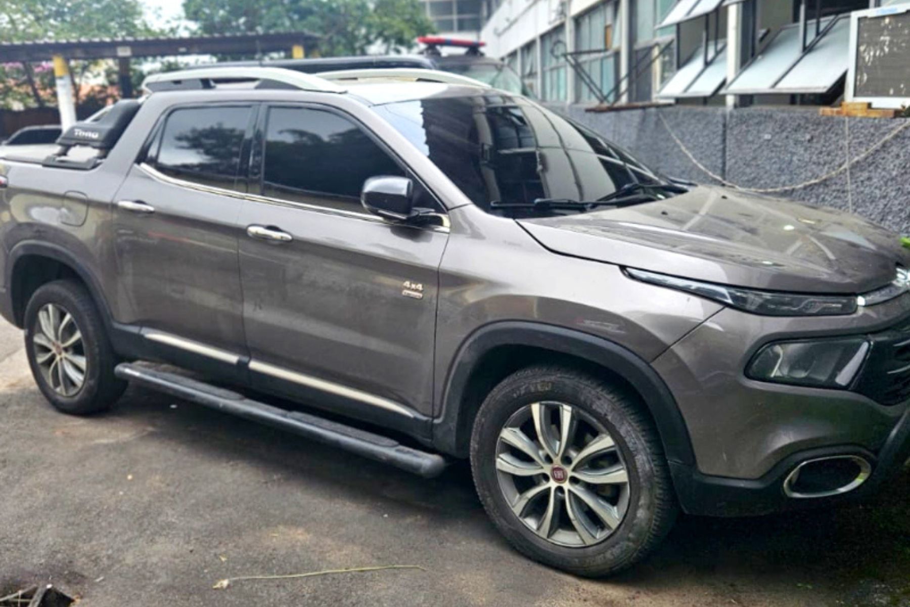 PCMG apreende carro usado por trio que roubou lanchonete em Juiz de Fora