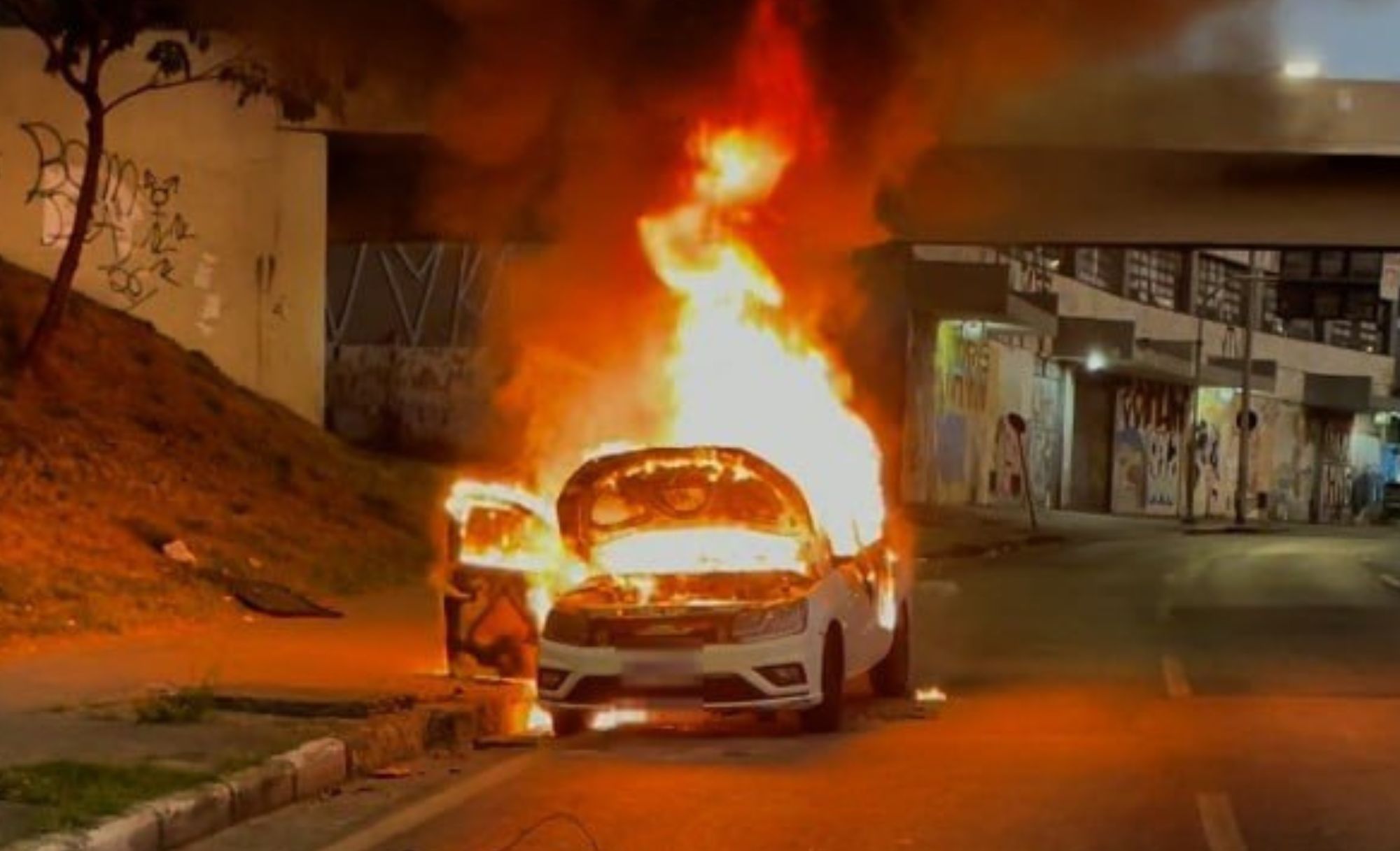 Carro abandonado na avenida Antônio Carlos, em BH, pega fogo após invasão